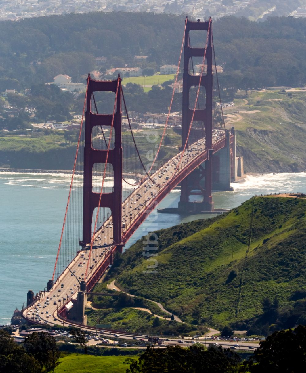 San Francisco aus der Vogelperspektive: Altbau- Brückenkomplex Golden Gate Bridge in San Francisco in Kalifornien, USA