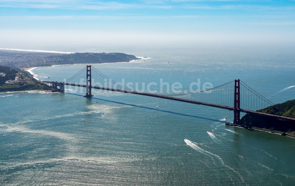 San Francisco von oben - Altbau- Brückenkomplex Golden Gate Bridge in San Francisco in Kalifornien, USA