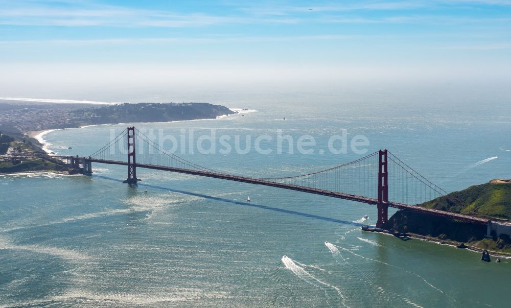 Luftbild San Francisco - Altbau- Brückenkomplex Golden Gate Bridge in San Francisco in Kalifornien, USA