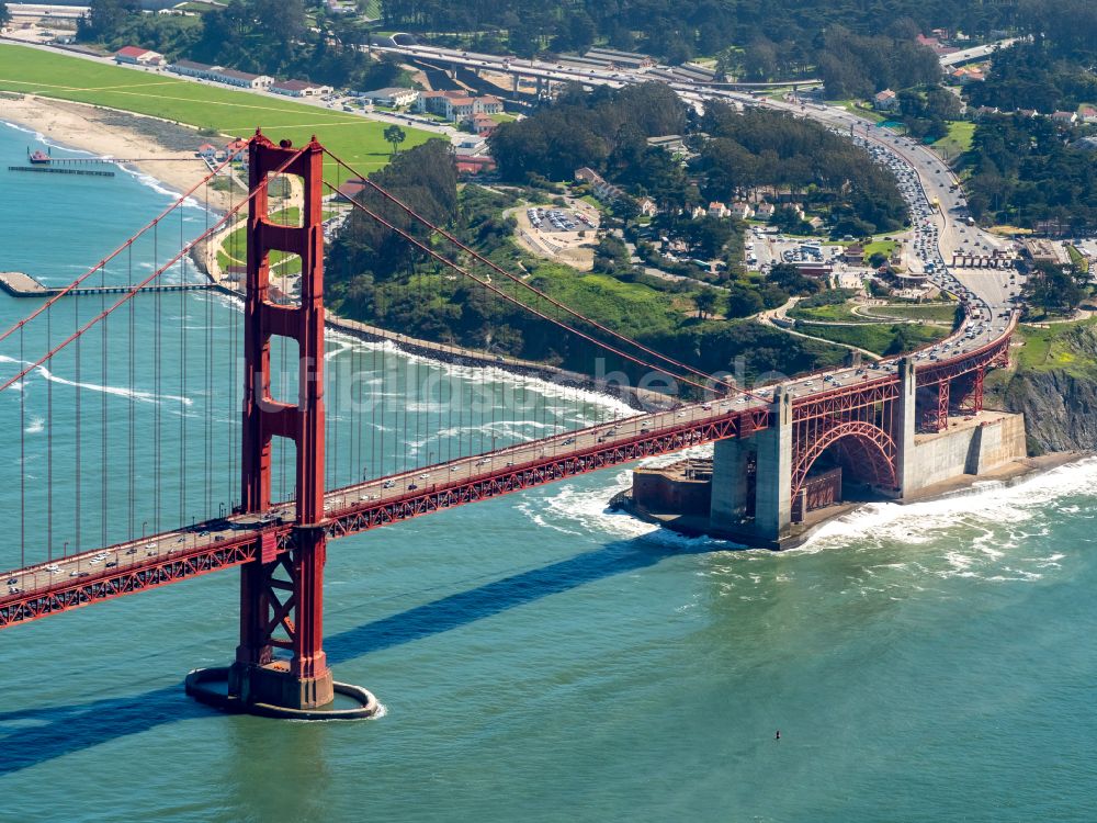 Luftbild San Francisco - Altbau- Brückenkomplex Golden Gate Bridge in San Francisco in Kalifornien, USA