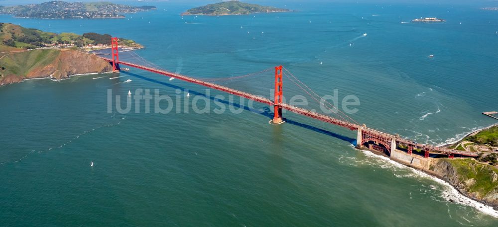 Luftaufnahme San Francisco - Altbau- Brückenkomplex Golden Gate Bridge in San Francisco in Kalifornien, USA