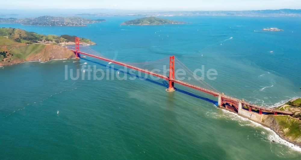 San Francisco aus der Vogelperspektive: Altbau- Brückenkomplex Golden Gate Bridge in San Francisco in Kalifornien, USA