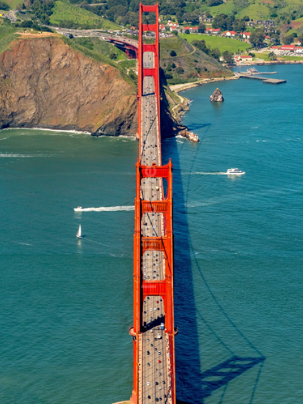 San Francisco von oben - Altbau- Brückenkomplex Golden Gate Bridge in San Francisco in Kalifornien, USA