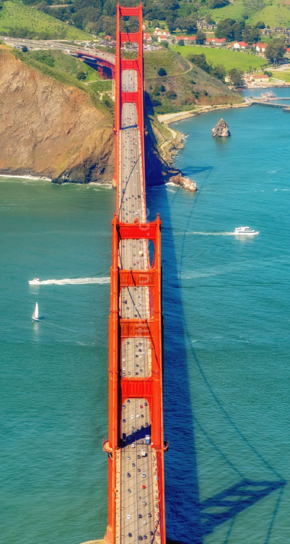 San Francisco aus der Vogelperspektive: Altbau- Brückenkomplex Golden Gate Bridge in San Francisco in Kalifornien, USA