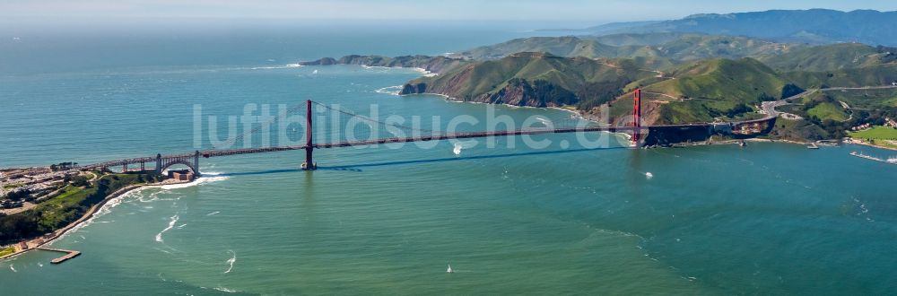 San Francisco aus der Vogelperspektive: Altbau- Brückenkomplex Golden Gate Bridge in San Francisco in Kalifornien, USA