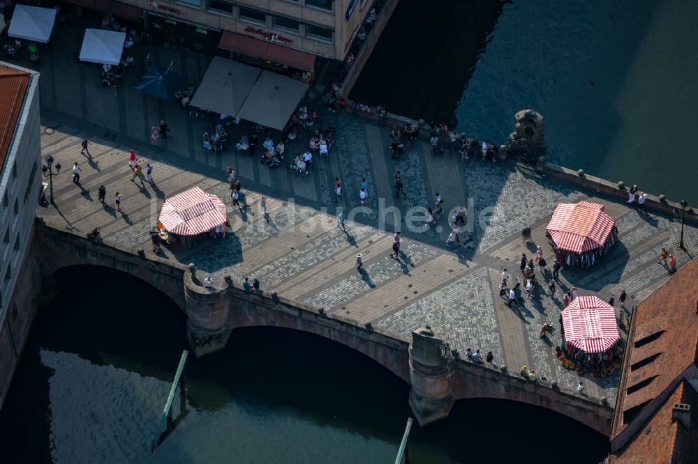 Luftaufnahme Nürnberg - Altbau- Brückenkomplex der Museumsbrücke über in Nürnberg im Bundesland Bayern, Deutschland