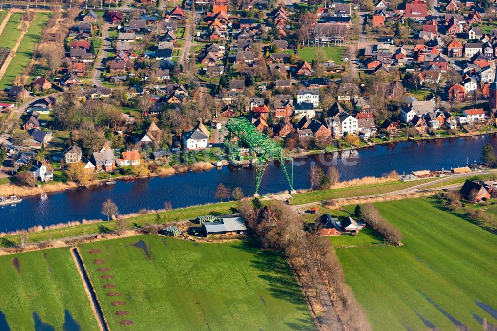 Osten aus der Vogelperspektive: Altbau- Brückenkomplex der Schwebefähre über die Oste über in Osten im Bundesland Niedersachsen, Deutschland