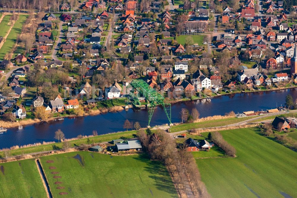 Luftbild Osten - Altbau- Brückenkomplex der Schwebefähre über die Oste über in Osten im Bundesland Niedersachsen, Deutschland