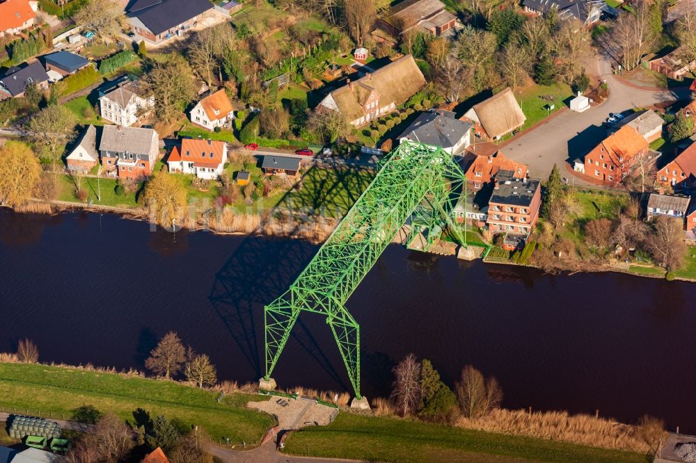 Luftbild Osten - Altbau- Brückenkomplex der Schwebefähre über die Oste über in Osten im Bundesland Niedersachsen, Deutschland