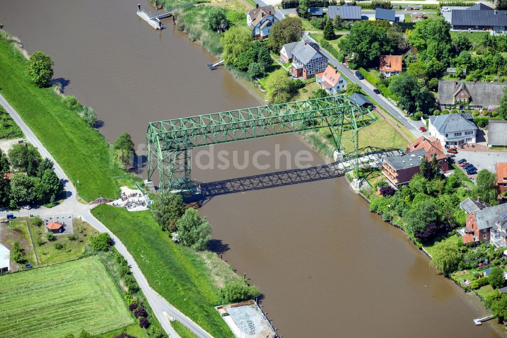 Osten von oben - Altbau- Brückenkomplex der Schwebefähre über die Oste über in Osten im Bundesland Niedersachsen, Deutschland