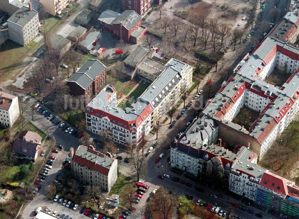 Luftaufnahme Berlin - Pankow - Altbau-Eckhaus mit Erweiterungsneubau der Fa IKV Wiesbaden in der Schulstraße in Berlin-Pankow. 18.03.02