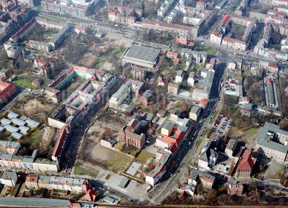 Luftbild Berlin - Pankow - Altbau-Eckhaus mit Erweiterungsneubau der Fa IKV Wiesbaden in der Schulstraße in Berlin-Pankow. 18.03.02