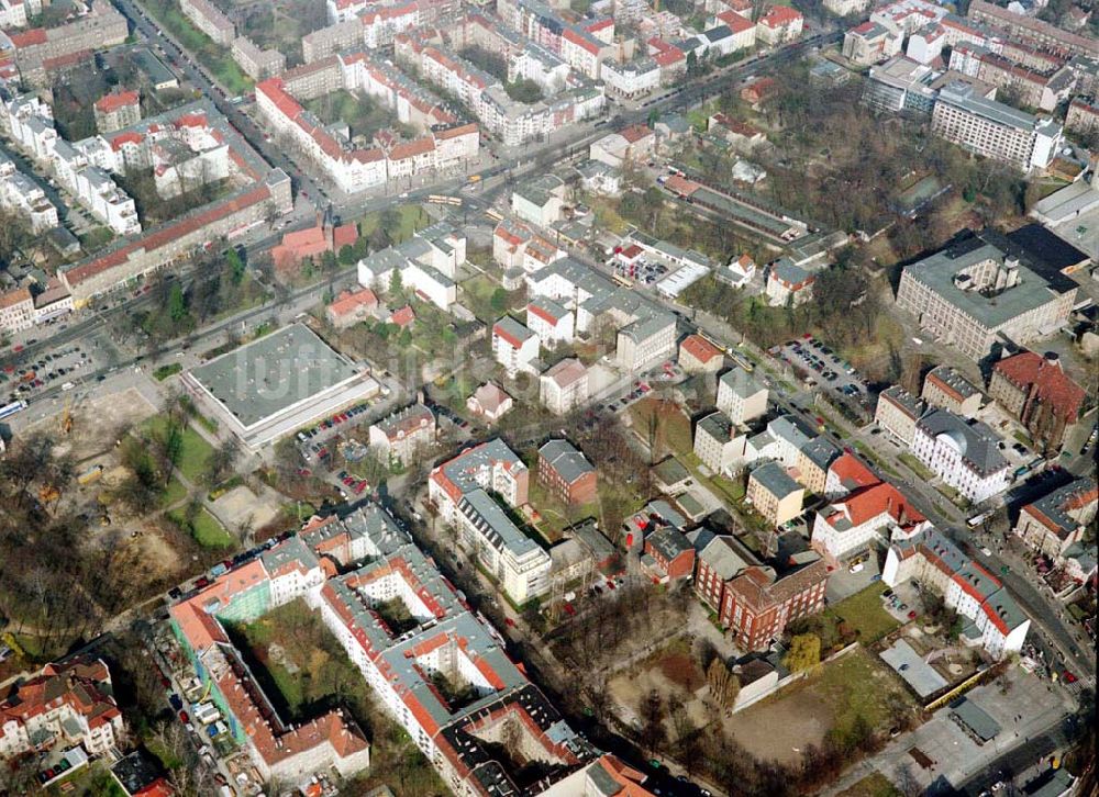 Luftaufnahme Berlin - Pankow - Altbau-Eckhaus mit Erweiterungsneubau der Fa IKV Wiesbaden in der Schulstraße in Berlin-Pankow. 18.03.02