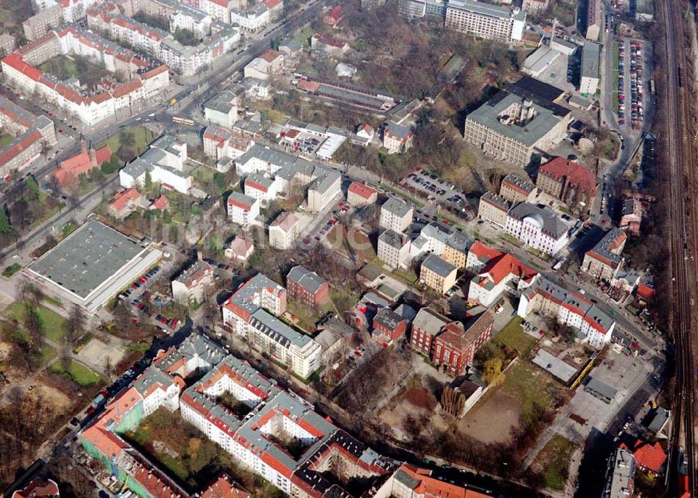 Berlin - Pankow von oben - Altbau-Eckhaus mit Erweiterungsneubau der Fa IKV Wiesbaden in der Schulstraße in Berlin-Pankow. 18.03.02