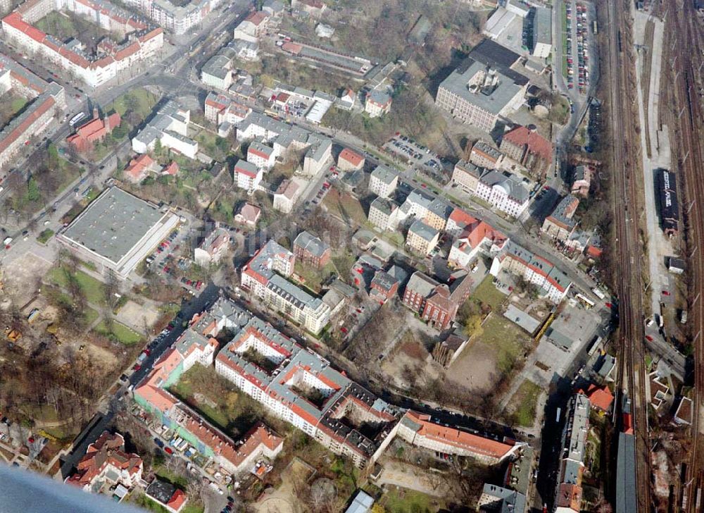 Berlin - Pankow aus der Vogelperspektive: Altbau-Eckhaus mit Erweiterungsneubau der Fa IKV Wiesbaden in der Schulstraße in Berlin-Pankow. 18.03.02