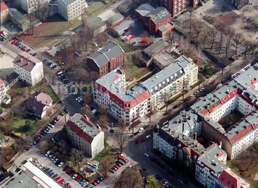 Luftaufnahme Berlin - Pankow - Altbau-Eckhaus mit Erweiterungsneubau der Fa IKV Wiesbaden in der Schulstraße in Berlin-Pankow. 18.03.02