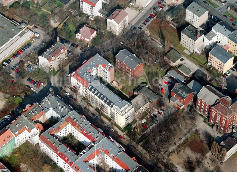 Luftaufnahme Berlin - Pankow - Altbau-Eckhaus mit Erweiterungsneubau der Fa IKV Wiesbaden in der Schulstraße in Berlin-Pankow. 18.03.02