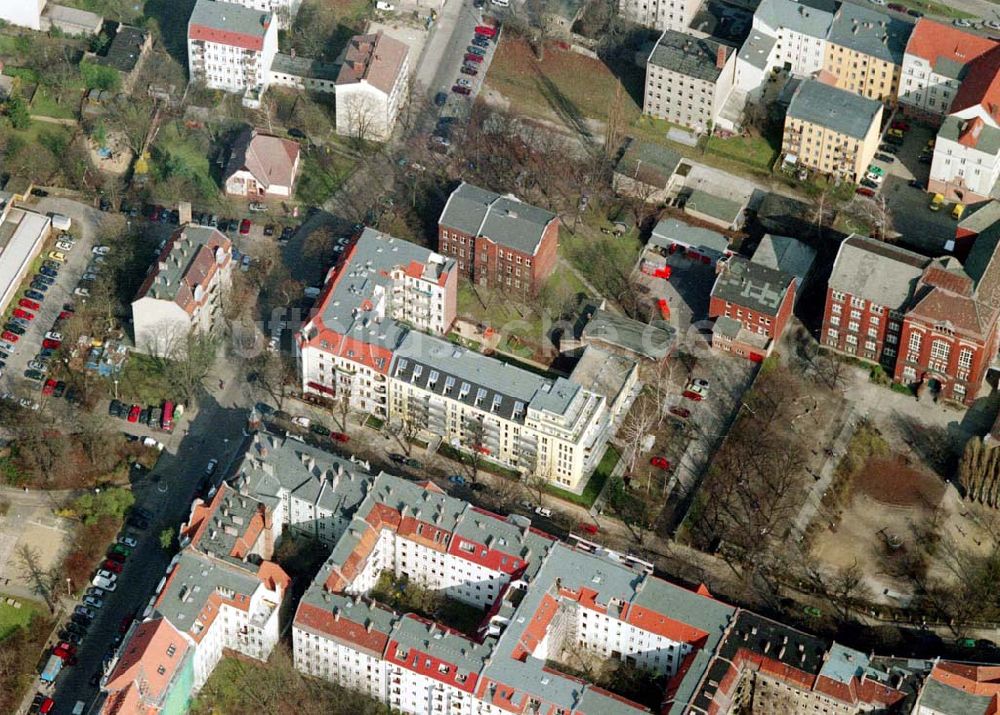 Berlin - Pankow von oben - Altbau-Eckhaus mit Erweiterungsneubau der Fa IKV Wiesbaden in der Schulstraße in Berlin-Pankow. 18.03.02