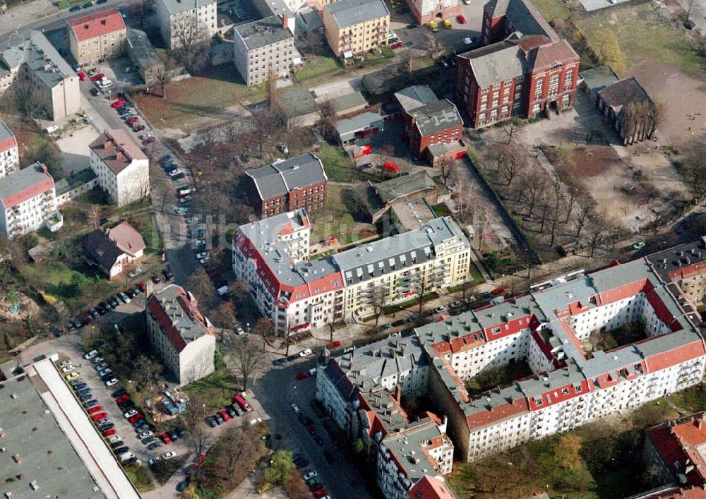 Luftbild Berlin - Pankow - Altbau-Eckhaus mit Erweiterungsneubau der Fa IKV Wiesbaden in der Schulstraße in Berlin-Pankow. 18.03.02