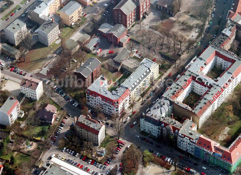 Berlin - Pankow von oben - Altbau-Eckhaus mit Erweiterungsneubau der Fa IKV Wiesbaden in der Schulstraße in Berlin-Pankow. 18.03.02