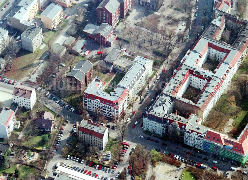 Berlin - Pankow aus der Vogelperspektive: Altbau-Eckhaus mit Erweiterungsneubau der Fa IKV Wiesbaden in der Schulstraße in Berlin-Pankow. 18.03.02