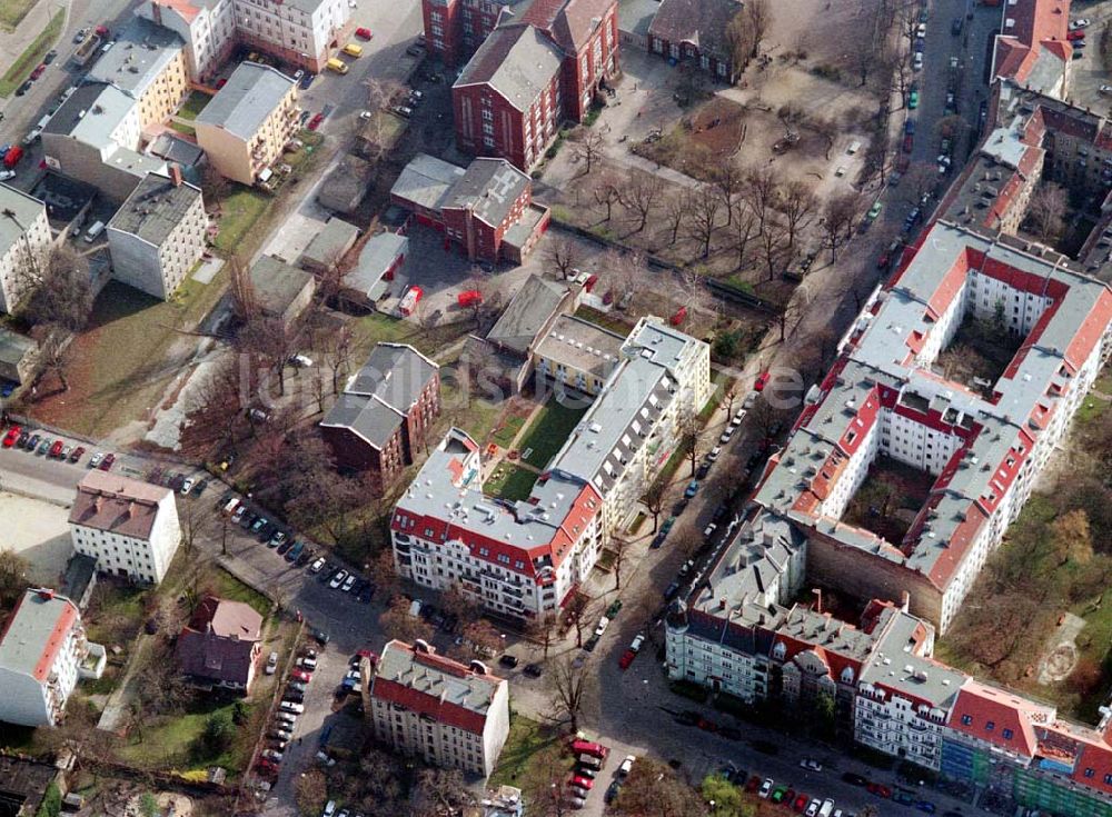 Berlin - Pankow aus der Vogelperspektive: Altbau-Eckhaus mit Erweiterungsneubau der Fa IKV Wiesbaden in der Schulstraße in Berlin-Pankow. 18-03-02