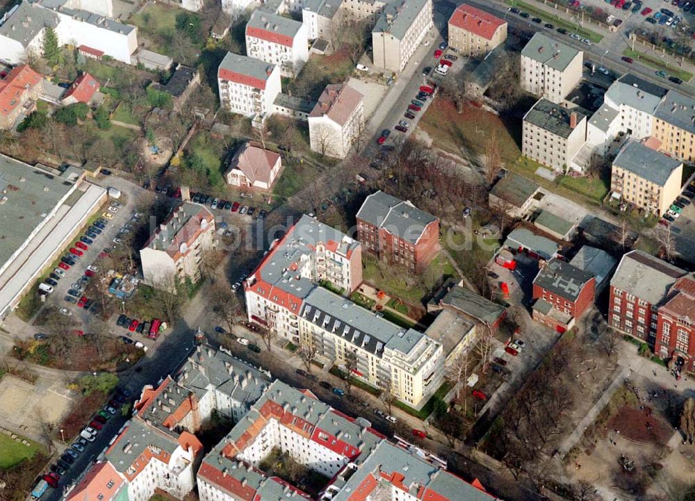 Berlin - Pankow aus der Vogelperspektive: Altbau-Eckhaus mit Erweiterungsneubau der Fa IKV Wiesbaden in der Schulstraße in Berlin-Pankow. 18.03.02