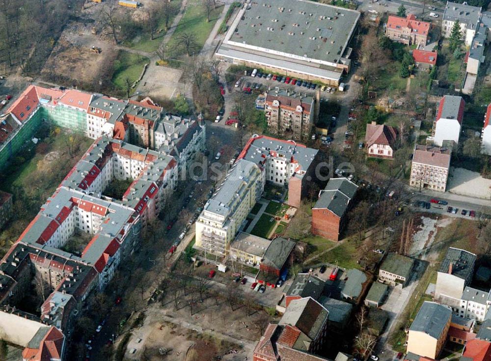 Luftaufnahme Berlin - Pankow - Altbau-Eckhaus mit Erweiterungsneubau der Fa IKV Wiesbaden in der Schulstraße in Berlin-Pankow. 18.03.02