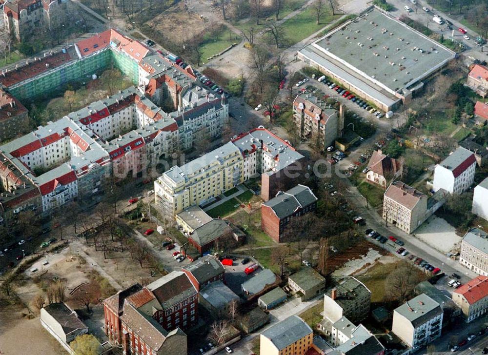 Berlin - Pankow aus der Vogelperspektive: Altbau-Eckhaus mit Erweiterungsneubau der Fa IKV Wiesbaden in der Schulstraße in Berlin-Pankow. 18.03.02