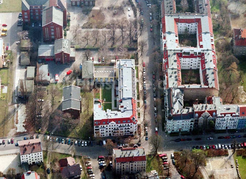 Luftbild Berlin - Pankow - Altbau-Eckhaus mit Erweiterungsneubau der Fa IKV Wiesbaden in der Schulstraße in Berlin-Pankow. 18.03.02