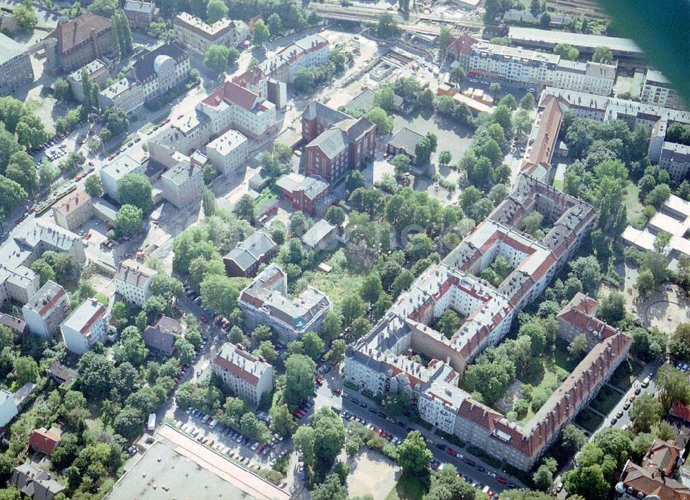 Berlin - Pankow von oben - Altbau-Eckhaus der Fa IKV Wiesbaden in der Schulstraße in Berlin-Pankow.