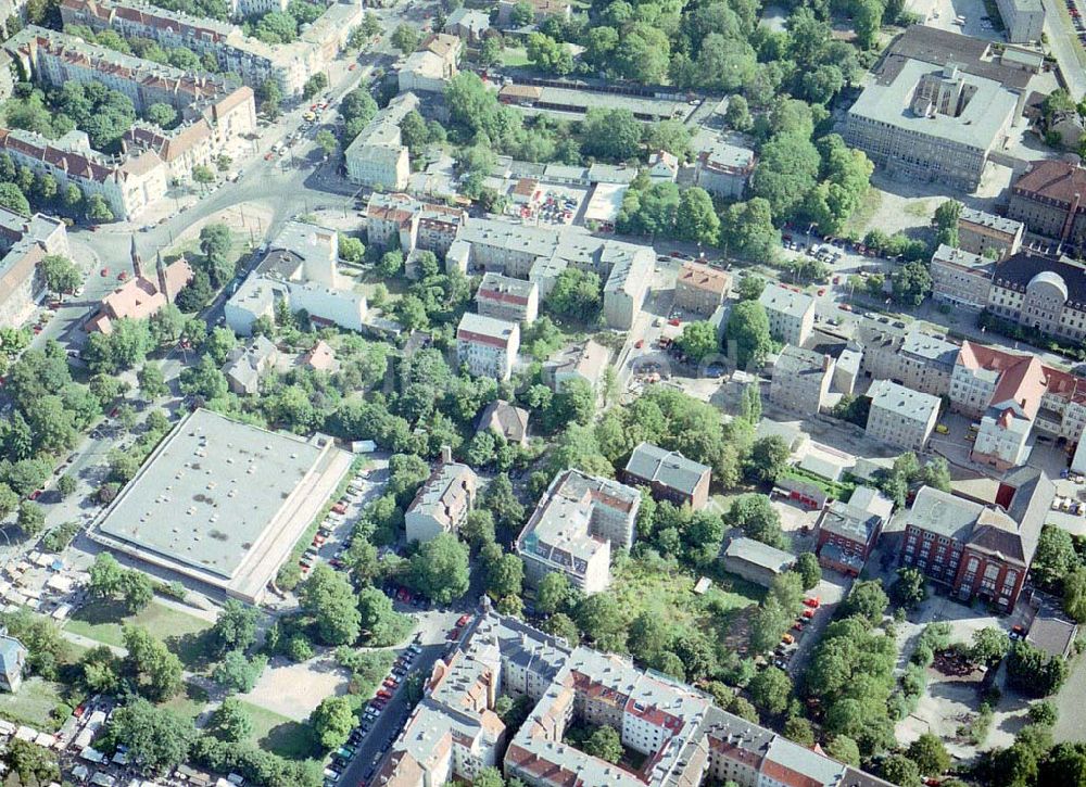 Berlin - Pankow aus der Vogelperspektive: Altbau-Eckhaus der Fa IKV Wiesbaden in der Schulstraße in Berlin-Pankow.