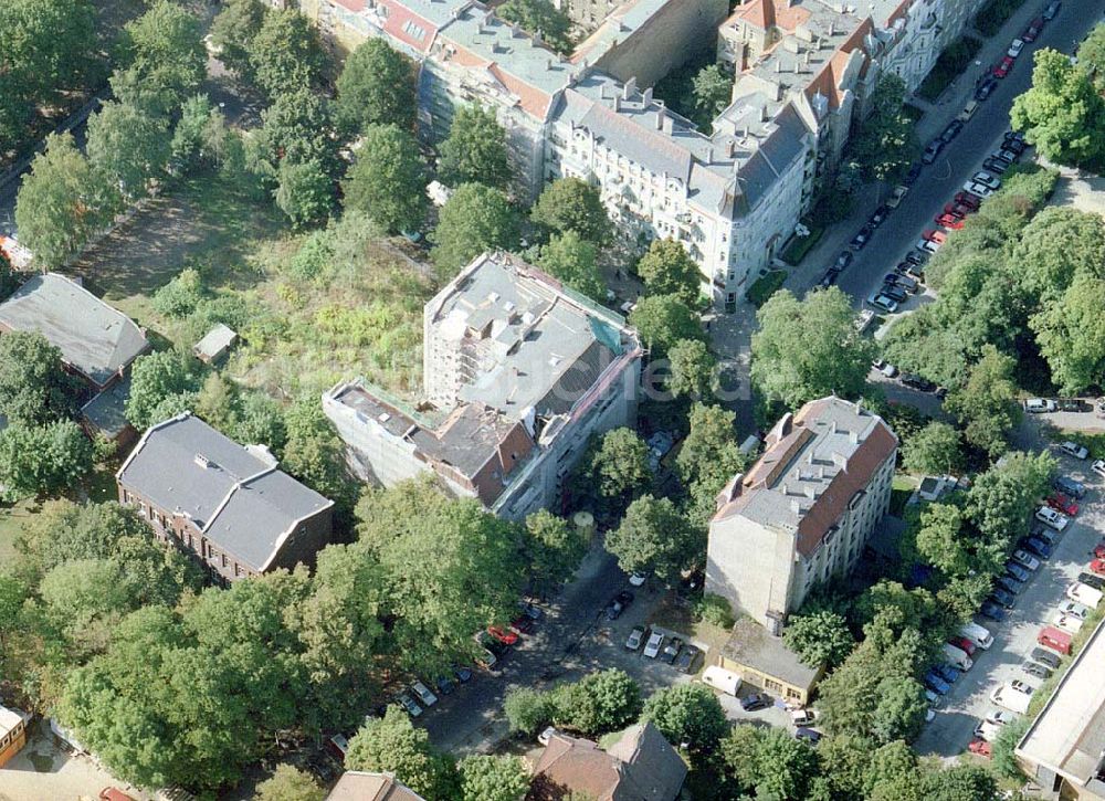 Berlin - Pankow von oben - Altbau-Eckhaus der Fa IKV Wiesbaden in der Schulstraße in Berlin-Pankow.