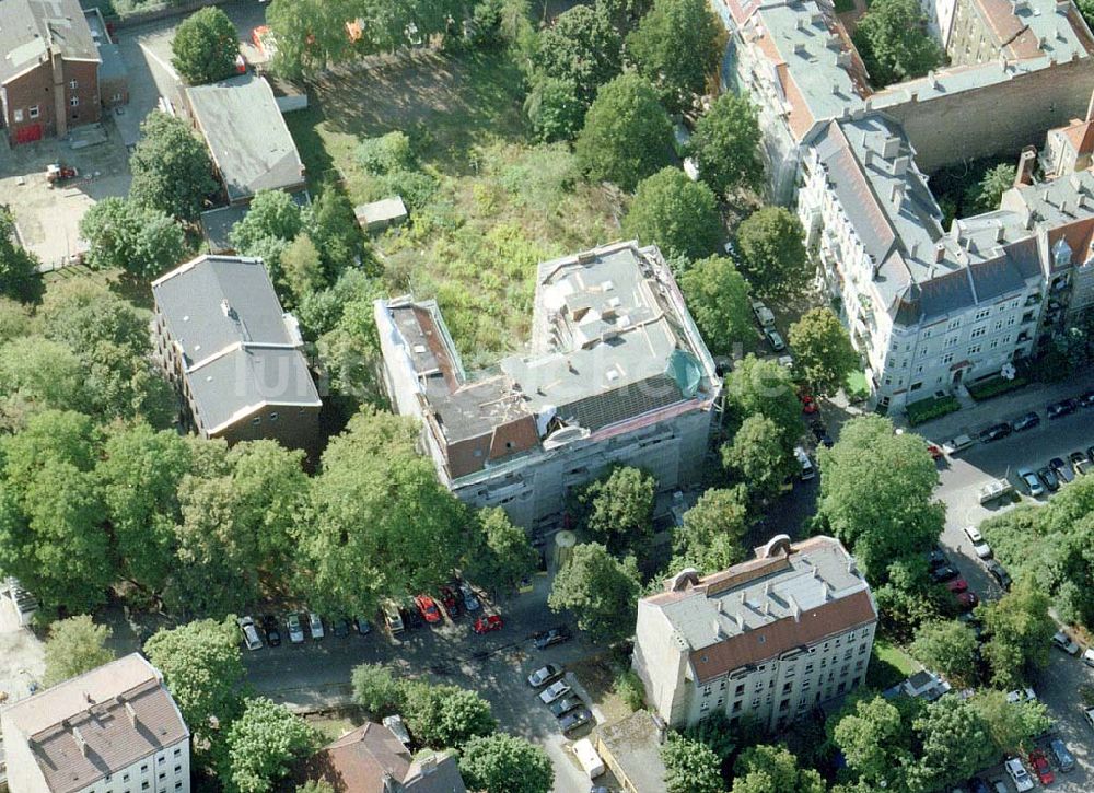 Berlin - Pankow aus der Vogelperspektive: Altbau-Eckhaus der Fa IKV Wiesbaden in der Schulstraße in Berlin-Pankow.