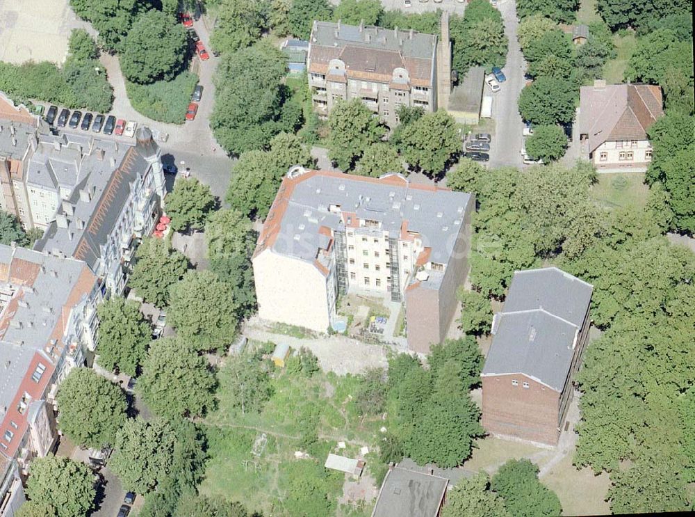 Berlin von oben - Altbau-Eckhaus der Fa IKV Wiesbaden in der Schulstraße in Berlin-Pankow..