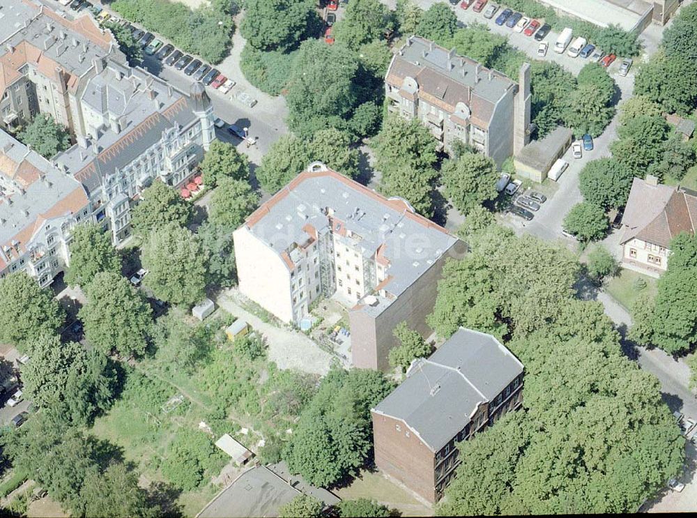 Berlin aus der Vogelperspektive: Altbau-Eckhaus der Fa IKV Wiesbaden in der Schulstraße in Berlin-Pankow..