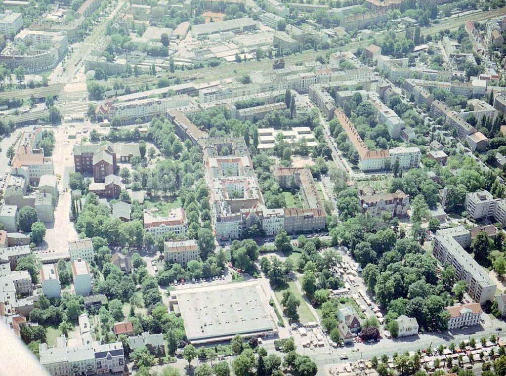 Luftbild Berlin - Altbau-Eckhaus der Fa IKV Wiesbaden in der Schulstraße in Berlin-Pankow..