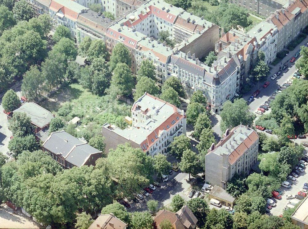 Berlin von oben - Altbau-Eckhaus der Fa IKV Wiesbaden in der Schulstraße in Berlin-Pankow..