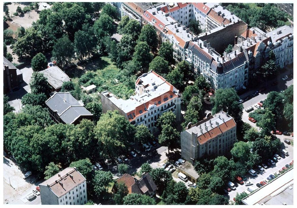 Berlin aus der Vogelperspektive: Altbau-Eckhaus der Fa IKV Wiesbaden in der Schulstraße in Berlin-Pankow..