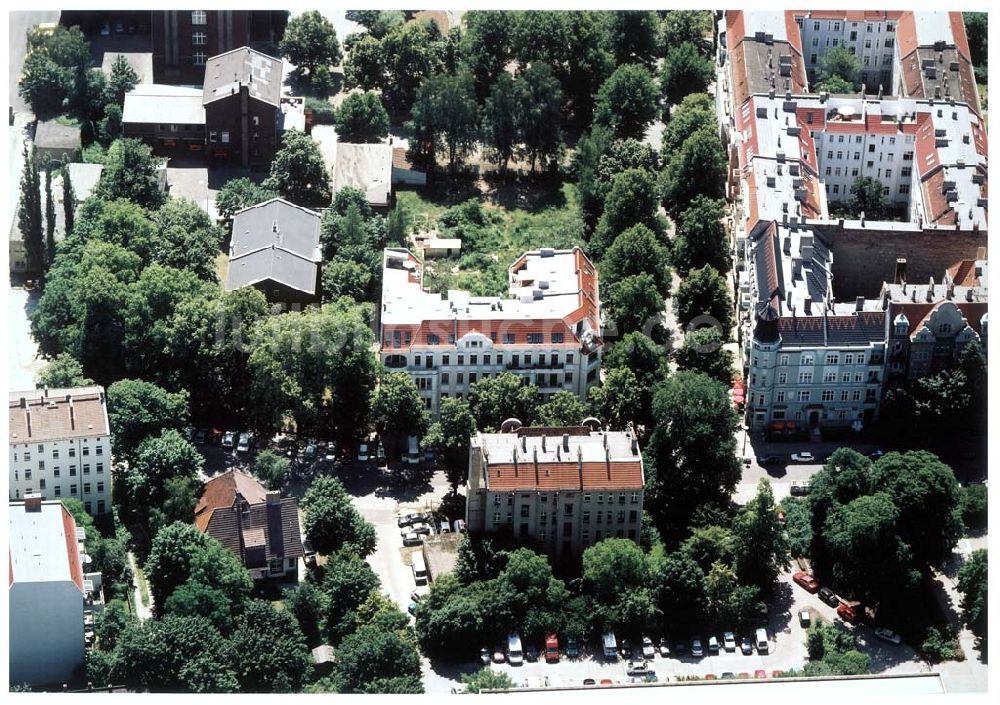 Luftbild Berlin - Altbau-Eckhaus der Fa IKV Wiesbaden in der Schulstraße in Berlin-Pankow..