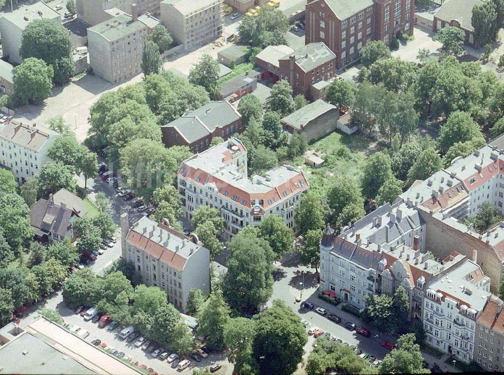 Luftaufnahme Berlin - Altbau-Eckhaus der Fa IKV Wiesbaden in der Schulstraße in Berlin-Pankow..