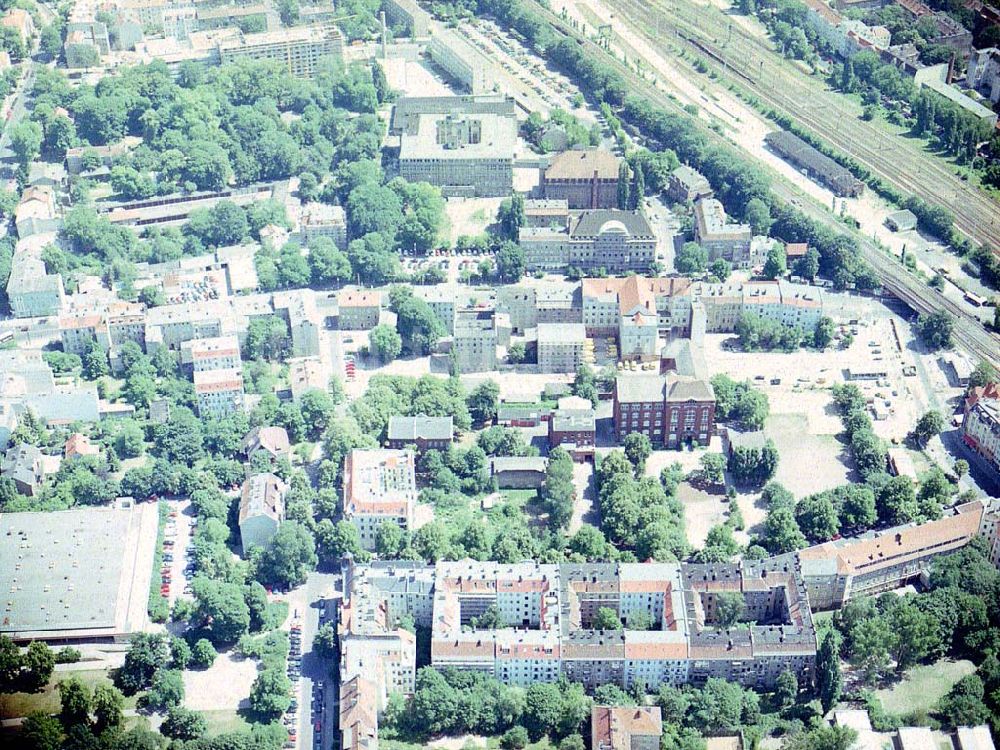 Berlin von oben - Altbau-Eckhaus der Fa IKV Wiesbaden in der Schulstraße in Berlin-Pankow..