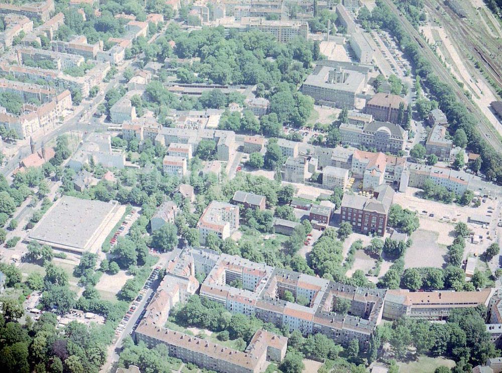 Berlin aus der Vogelperspektive: Altbau-Eckhaus der Fa IKV Wiesbaden in der Schulstraße in Berlin-Pankow..