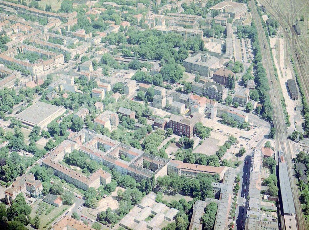 Luftbild Berlin - Altbau-Eckhaus der Fa IKV Wiesbaden in der Schulstraße in Berlin-Pankow..