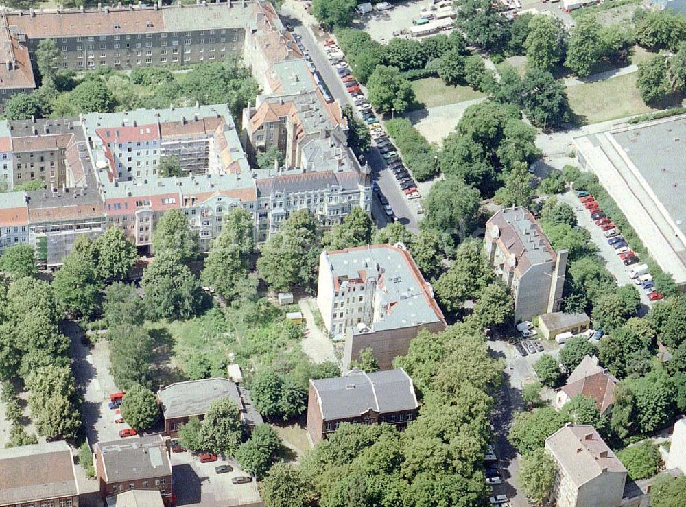 Luftaufnahme Berlin - Altbau-Eckhaus der Fa IKV Wiesbaden in der Schulstraße in Berlin-Pankow..