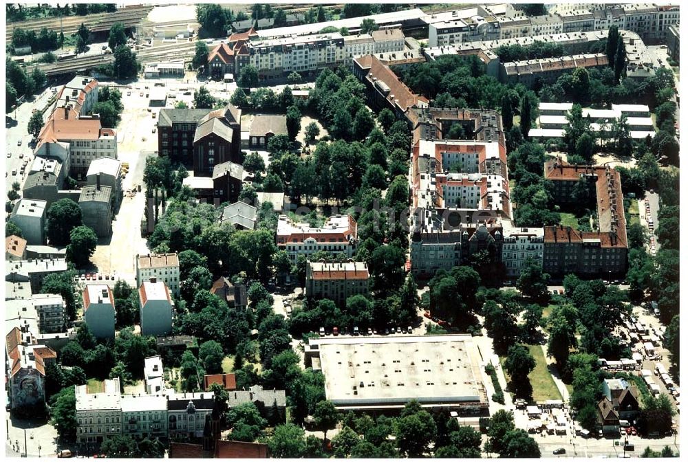 Berlin von oben - Altbau-Eckhaus der Fa IKV Wiesbaden in der Schulstraße in Berlin-Pankow..