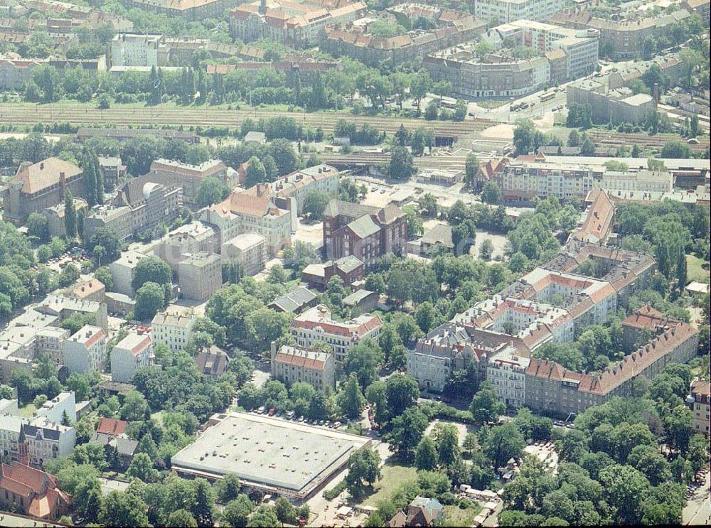 Berlin aus der Vogelperspektive: Altbau-Eckhaus der Fa IKV Wiesbaden in der Schulstraße in Berlin-Pankow..