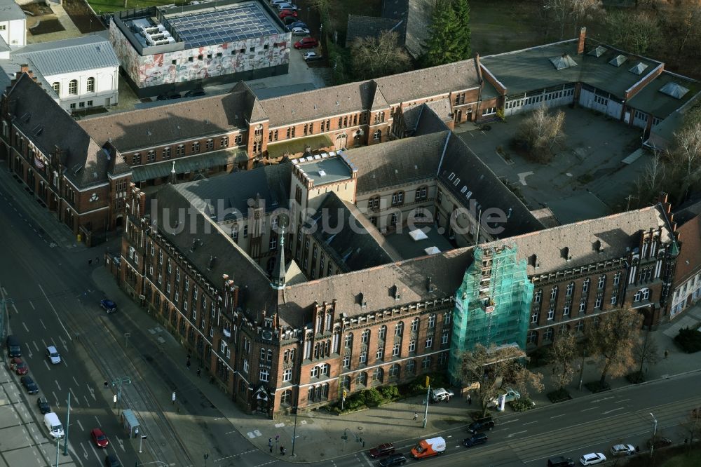 Frankfurt (Oder) von oben - Altbau- Gebäudekomplex der Deutschen Post in Frankfurt (Oder) im Bundesland Brandenburg