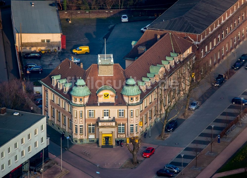 Herne von oben - Altbau- Gebäudekomplex mit der Filiale der Deutschen Post im Stadtteil Wanne-Eickel in Herne im Bundesland Nordrhein-Westfalen