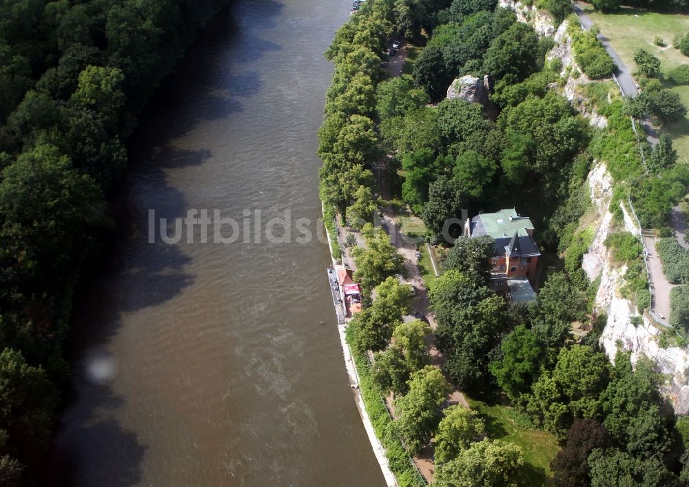 Halle / Saale aus der Vogelperspektive: Altbau- Gründerzeit- Villa am Riveufer am Ufer der Saale in Halle (Saale) in Sachsen-Anhalt